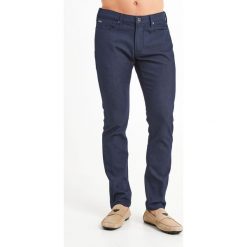 SPODNIE EMPORIO ARMANI. Jeansy męskie Emporio Armani, m, bez wzorów, z jeansu. W wyprzedaży za 475,30 zł.