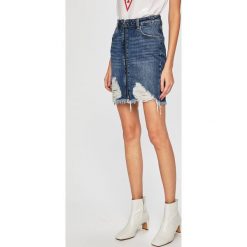 Guess Jeans - Spódnica jeansowa. Niebieskie spódniczki damskie Guess Jeans, na co dzień, z aplikacjami, z bawełny, casualowe, z podwyższonym stanem, mini, ołówkowe. W wyprzedaży za 299,90 zł.