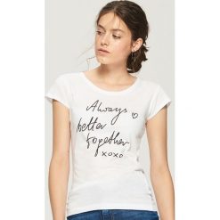 T-shirty damskie: Bawełniana koszulka z napisem - Biały