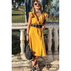 Sukienka LAYLA. Sukienki damskie Sukienka LAYLA, s, bez wzorów, bez kołnierzyka, bez rękawów. W wyprzedaży za 89,00 zł.