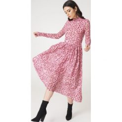 Sukienki: NA-KD Trend Siateczkowa sukienka midi z długim rękawem - Pink,Red,Multicolor