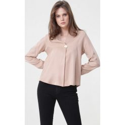Beżowa Koszula Repetitive. Brązowe bluzki damskie Born2be, s, z aplikacjami, z jeansu, eleganckie, z okrągłym kołnierzem, bez rękawów. Za 99,99 zł.