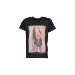 T-shirty z krótkim rękawem Deeluxe TRUMAN. Czarne t-shirty męskie marki Deeluxe, s, bez wzorów, bez kołnierzyka, krótkie. Za 87,20 zł.