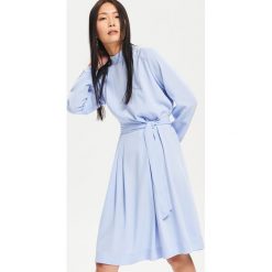 Elegancka sukienka ze stójką - Niebieski. Niebieskie sukienki damskie Reserved, bez wzorów, eleganckie, ze stójką, bez rękawów. Za 349,99 zł.
