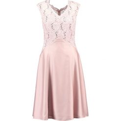 Swing Sukienka koktajlowa rosa. Czerwone sukienki koktajlowe marki Swing, z materiału. W wyprzedaży za 407,20 zł.