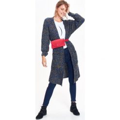 LUŹNY KARDIGAN DAMSKI DŁUGI RĘKAW. Niebieskie kardigany damskie Top Secret, na zimę, bez wzorów, z dzianiny, eleganckie, z długim rękawem, długie, bez kaptura. W wyprzedaży za 59,99 zł.