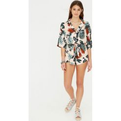 Spodenki z tropikalnym nadrukiem. Szare szorty damskie z printem marki Pull&Bear. Za 69,90 zł.