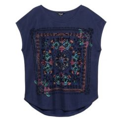 Desigual koszulka damska Ts Lua S ciemnoniebieska. Niebieskie koszulki damskie Desigual, s, bez wzorów, bez kołnierzyka, bez rękawów. Za 199,00 zł.