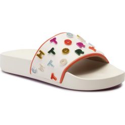 Klapki TORY BURCH - Logo Letters Slide 57252 New Ivory Tory Text 973. Brązowe klapki damskie Tory Burch, bez wzorów, ze skóry ekologicznej, bez obcasa. W wyprzedaży za 459,00 zł.