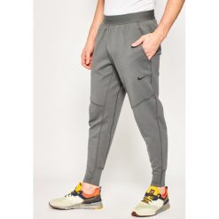 Spodnie dresowe NIKE Yoga Dri-FIT BV4032. Szare jeansy męskie Nike, xl, bez wzorów. W wyprzedaży za 209,00 zł.
