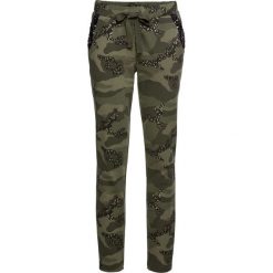 Spodnie dresowe z połyskiem bonprix ciemnooliwkowy moro. Zielone spodnie dresowe damskie marki bonprix, w paski, z dresówki. Za 129,99 zł.