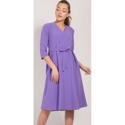 Sukienka w kolorze fioletowym. Fioletowe sukienki damskie Bessa, Moonlight, bez wzorów, bez kołnierzyka, bez rękawów, midi. W wyprzedaży za 169,95 zł.