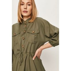 Answear - Sukienka. Sukienki damskie ANSWEAR, na co dzień, s, bez wzorów, z bawełny, casualowe, ze stójką, z krótkim rękawem, krótkie, mini, rozkloszowane. W wyprzedaży za 119,90 zł.