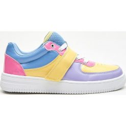 Sneakersy - Niebieski. Niebieskie sneakersy damskie Cropp. W wyprzedaży za 59,99 zł.