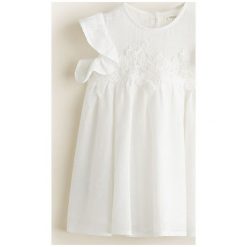 Mango Kids - Sukienka dziecięca Ayala 80-104 cm. Białe sukienki dziewczęce Mango Kids, z aplikacjami, z bawełny, casualowe, z krótkim rękawem, krótkie, mini, rozkloszowane. Za 89,90 zł.