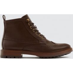 Brązowe workery ze zdobieniem brogue. Pomarańczowe botki męskie marki Pull&Bear, bez zapięcia. Za 249,00 zł.
