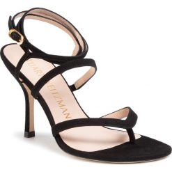 Sandały STUART WEITZMAN - Julina 95 S1364 Black. Czarne klapki damskie Stuart Weitzman, bez wzorów, ze skóry, bez obcasa, na obcasie. W wyprzedaży za 1099,00 zł.