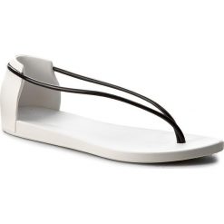 Sandały IPANEMA - Philippe Starck Thing N II Fem 82047 White/Black 21364. Czarne klapki damskie marki Ipanema, bez wzorów, z tworzywa sztucznego, bez obcasa. Za 129,00 zł.