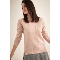 Sweter w kolorze jasnoróżowym. Różowe swetry damskie TATUUM, l, bez wzorów, z wełny, bez rękawów, bez kaptura. W wyprzedaży za 89,95 zł.