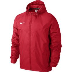 Nike Kurtka męska Team Sideline Rain czerwony r. M (645480 657). Czerwone kurtki męskie marki Nike, s, z poliesteru. Za 150,06 zł.
