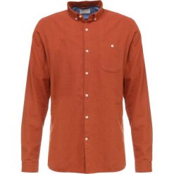 Knowledge Cotton Apparel SLIM FIT Koszula harvest pumpkin. Pomarańczowe koszule męskie marki Knowledge Cotton Apparel, m, bez wzorów, z bawełny, bez kołnierzyka, bez rękawów. Za 399,00 zł.