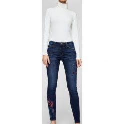 Mango - Jeansy Flowers. Niebieskie jeansy damskie marki Mango, z elastanu. W wyprzedaży za 99,90 zł.