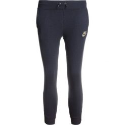 Nike Performance PANT Spodnie treningowe black/black. Czarne spodnie chłopięce marki Nike Performance, z bawełny. W wyprzedaży za 170,10 zł.