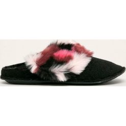 Crocs - Kapcie. Czarne kapcie damskie Crocs, bez wzorów, z materiału, bez obcasa. W wyprzedaży za 129,90 zł.