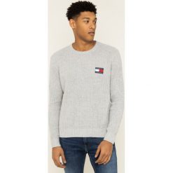 Sweter Tommy Jeans Badge DM0DM07418. Niebieskie swetry męskie Tommy Jeans, m, bez wzorów, z bawełny, klasyczne, z klasycznym kołnierzykiem, bez kaptura. W wyprzedaży za 339,00 zł.