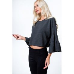 Krótka bluzka z prążkowanego materiału ciemnoszara 21791. Szare bluzki z odkrytymi ramionami Fasardi, l, prążkowane, z krótkim rękawem. Za 39,00 zł.