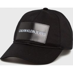 Calvin Klein Jeans - Czapka. Niebieskie czapki damskie marki Calvin Klein Jeans, z bawełny. Za 159,90 zł.