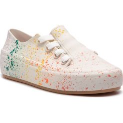 Półbuty MELISSA - Ulitsa Sneaker Splash 32606 White/Orange 52837. Białe półbuty damskie Melissa, bez wzorów, z tworzywa sztucznego, bez obcasa, na płaskiej podeszwie, bez zapięcia. W wyprzedaży za 209,00 zł.