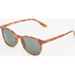 Okulary przeciwsłoneczne z rogowymi oprawkami. Okulary przeciwsłoneczne męskie Pull&Bear. Za 59,90 zł.