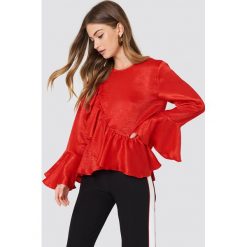 Rut&Circle Top z falbaną Hanna - Red. Czerwone topy damskie Rut&Circle, bez wzorów, z poliesteru, bez kołnierzyka. W wyprzedaży za 64,78 zł.