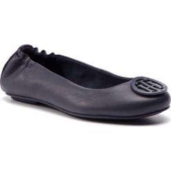 Baleriny TOMMY HILFIGER - Flexible Leather Balerina FW0FW04073 Tommy Navy 406. Niebieskie baleriny damskie TOMMY HILFIGER, bez wzorów, ze skóry, klasyczne, bez obcasa, na płaskiej podeszwie. Za 399,00 zł.