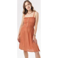 Camelowa Sukienka Mirassa. Brązowe sukienki damskie Born2be, na lato, s, bez wzorów, bez kołnierzyka, bez rękawów. W wyprzedaży za 44,99 zł.