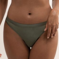 Tanga Jane. Czerwone majtki damskie Dorina, bez wzorów. Za 34,99 zł.