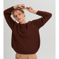 Sweter z ozdobnym splotem - Brązowy. Pomarańczowe swetry damskie Cropp, s, bez wzorów, ze splotem, bez rękawów, bez kaptura. Za 79,99 zł.