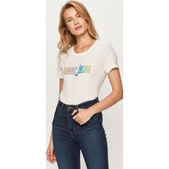 Tommy Jeans - T-shirt. Białe bluzki damskie Tommy Jeans, s, z nadrukiem, z bawełny, casualowe, z okrągłym kołnierzem, z krótkim rękawem. Za 159,90 zł.