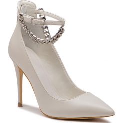 Szpilki GUESS - FLOEA4 LEA08 SNOW. Białe półbuty damskie Guess, z aplikacjami, ze skóry ekologicznej, bez obcasa, na obcasie, bez zapięcia. W wyprzedaży za 429,00 zł.