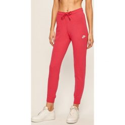 Nike Sportswear - Spodnie. Różowe spodnie damskie Nike Sportswear, s, z bawełny. Za 169,90 zł.