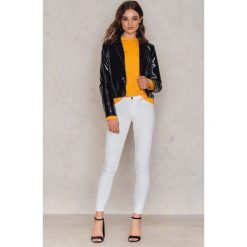 Cheap Monday Białe rurki z wysokim stanem - White. Białe rurki damskie marki Cheap Monday, z denimu, z podwyższonym stanem. W wyprzedaży za 80,98 zł.