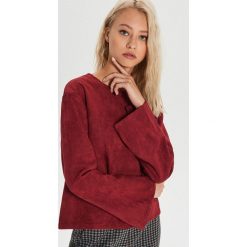 Gładka bluza z rozszerzanymi rękawami - Fioletowy. Fioletowe bluzy damskie Cropp, s, bez wzorów, bez rękawów, bez kaptura. W wyprzedaży za 29,99 zł.