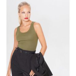 Basicowy top z bawełną - Khaki. Brązowe topy damskie Mohito, s, bez wzorów, z bawełny, bez kołnierzyka. Za 19,99 zł.