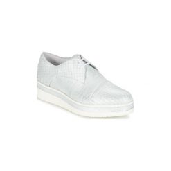 Derby Sweet Lemon SABA. Białe półbuty damskie Sweet Lemon, bez wzorów, bez obcasa, bez zapięcia. W wyprzedaży za 329,40 zł.