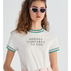 T-shirt z kontrastowymi lamówkami - Biały. Białe t-shirty damskie marki Sinsay, s, bez wzorów, z kontrastowym kołnierzykiem. Za 24,99 zł.