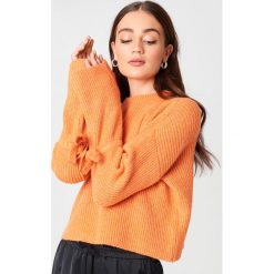 NA-KD Krótki sweter z wiązanym rękawem - Orange. Pomarańczowe swetry klasyczne damskie marki NA-KD, z dzianiny, z okrągłym kołnierzem. W wyprzedaży za 85,17 zł.