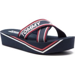 Klapki TOMMY JEANS - Pop Webbing Mid Beach Mule EN0EN00476 Midnight 403. Niebieskie klapki damskie Tommy Jeans, bez wzorów, z jeansu, bez obcasa. Za 199,00 zł.