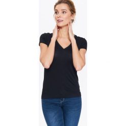 T-SHIRT KRÓTKI RĘKAW DAMSKI GŁADKI. Niebieskie t-shirty damskie marki Top Secret, z dzianiny, z dekoltem w serek. Za 39,99 zł.