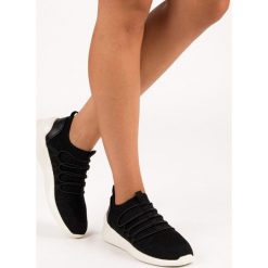 IRIS tekstylne wsuwane obuwie sportowe czarne. Czarne buty sportowe damskie marki KYLIE, bez wzorów, bez zapięcia. Za 89,90 zł.